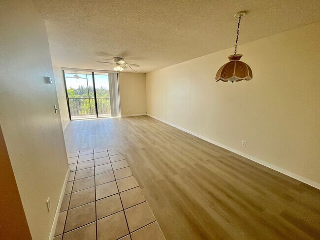 Building Photo - Brand new laminate flooring and paint !  1/1.5  Condo in gated community