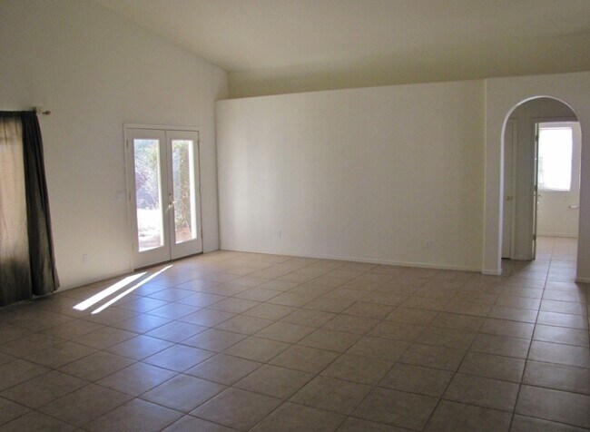 Foto del edificio - 3BR/2BA, 3-car garage, 1854 sq.ft. home in...