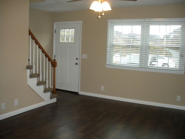 Foto del edificio - 2 bedroom / 1.5 bath Townhouse Kingsport, TN