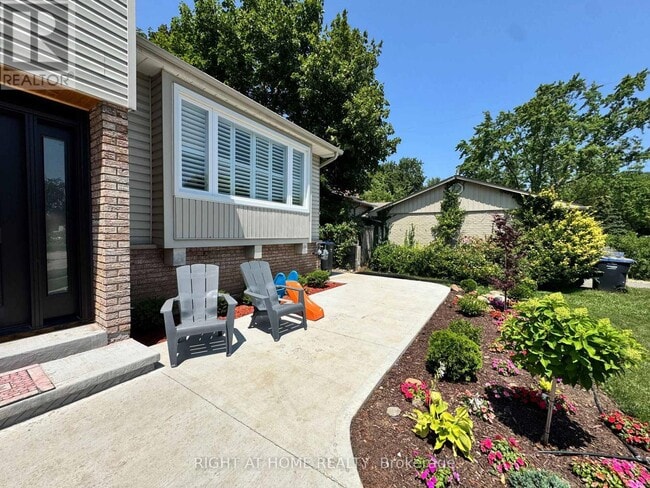 Building Photo - 3363 Chokecherry Crescent