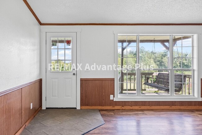Building Photo - Spacious 4 bedroom home in private setting