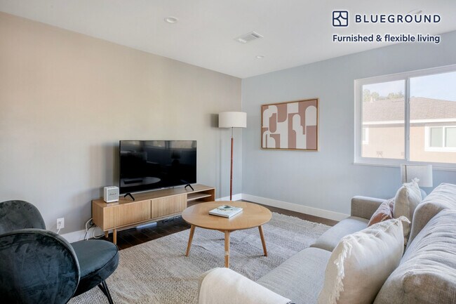 Foto del edificio - 743 Roble Ave