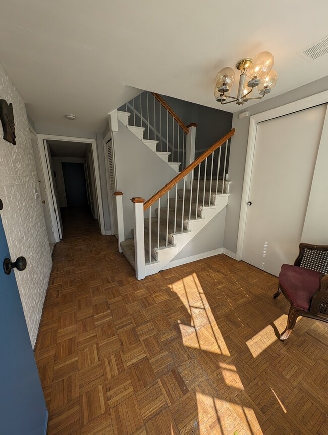 Building Photo - 606 E 33rd Pl