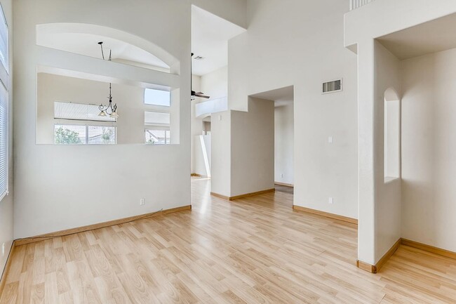 Foto del edificio - Large 2 Story House with a 3 car garage in The Northeast!!!!