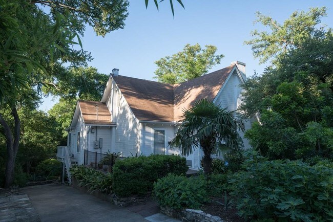 Building Photo - 905 W 28th 1/2 St