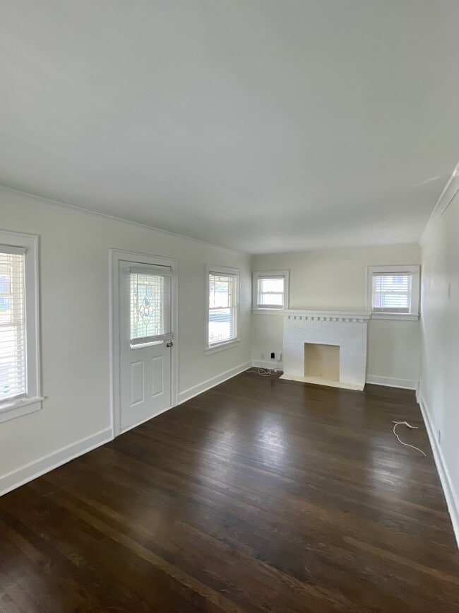 Building Photo - 230 W 73rd Terrace