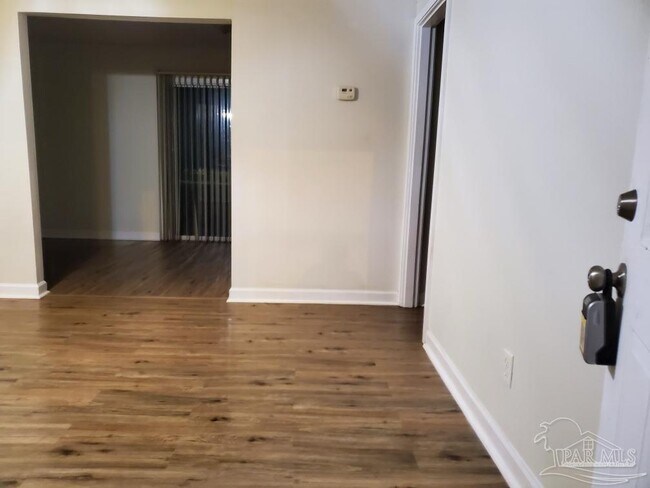 Foto del edificio - 6521 E Shore Dr
