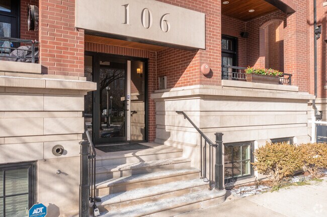 Entrance - 100-106 S Sangamon St