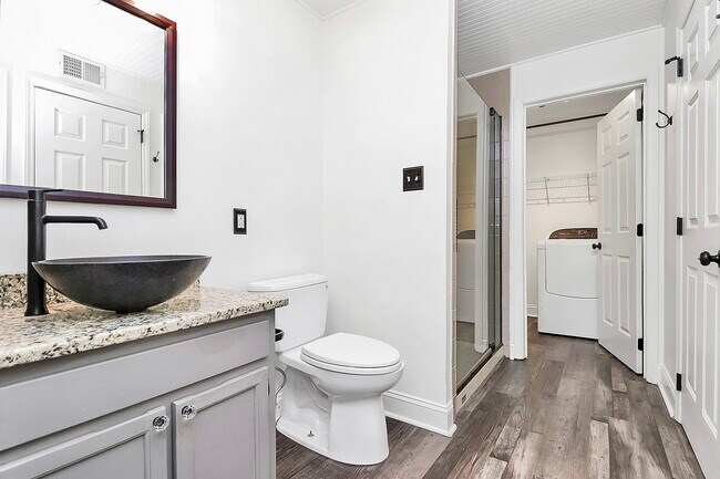 Building Photo - 1109 E Morehead St