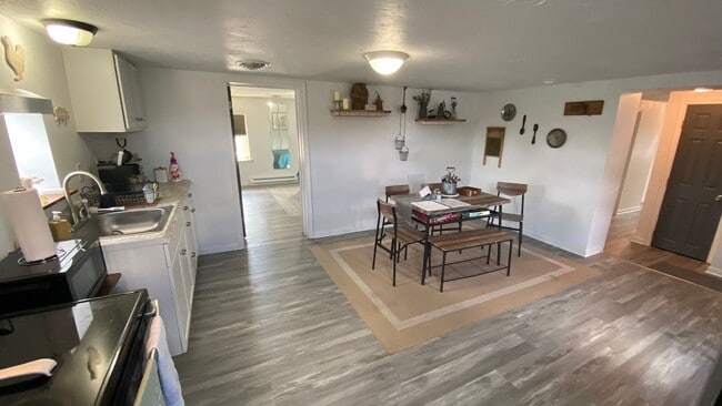 Building Photo - 2nd floor Apartment