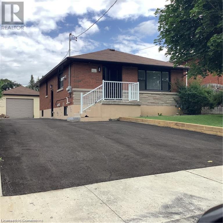 Photo principale - 229 W 18th St