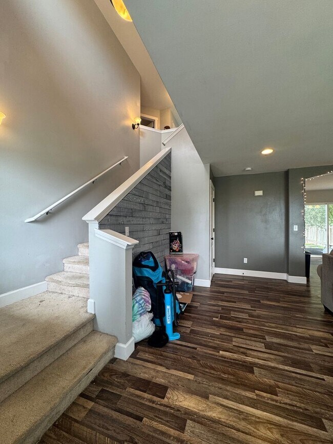 Building Photo - HUGE PET FRIENDLY Rental