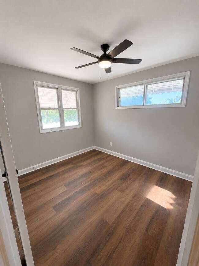 Building Photo - Beautiful 3 Bedroom 1.5 Bath recently rotavated