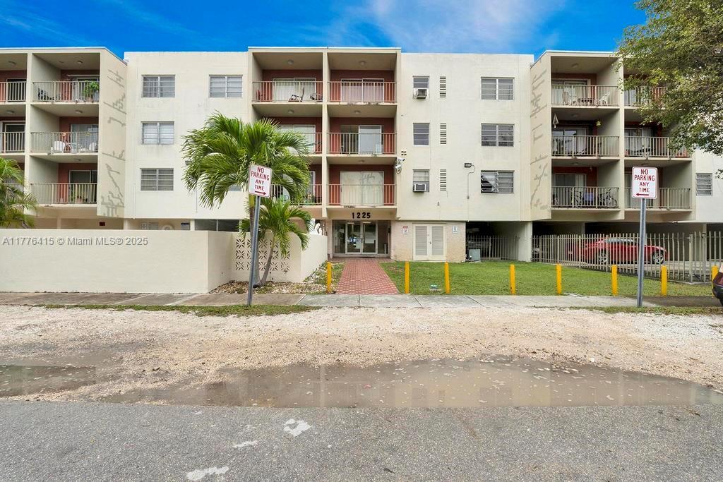 Foto principal - 1225 NE 124th St