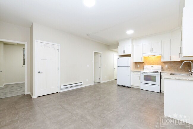 Photo du bâtiment - 2 Bed, 1 Bath Basement Suite for Rent in Langley!