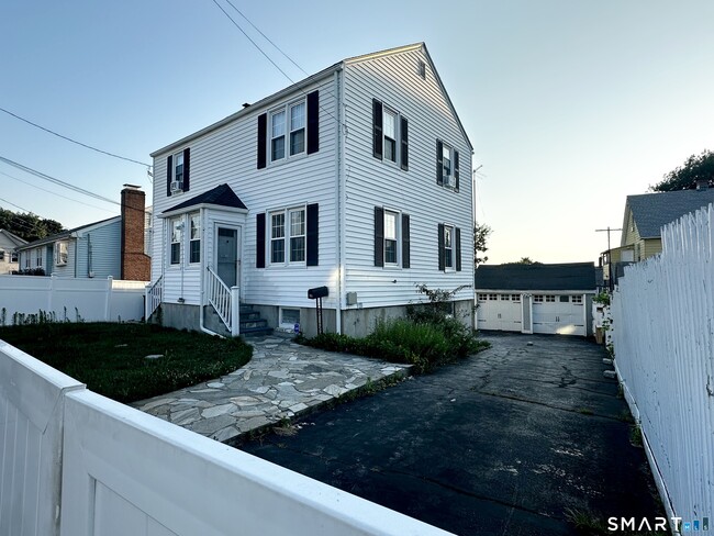 Building Photo - 339 Thompson St