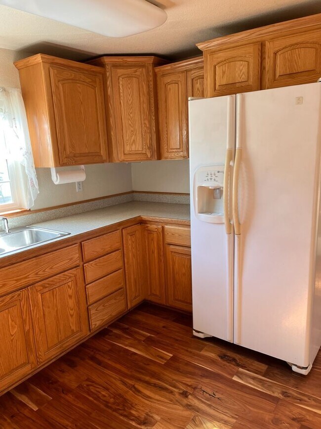 Building Photo - Sutherlin 3 bedroom house with large shop