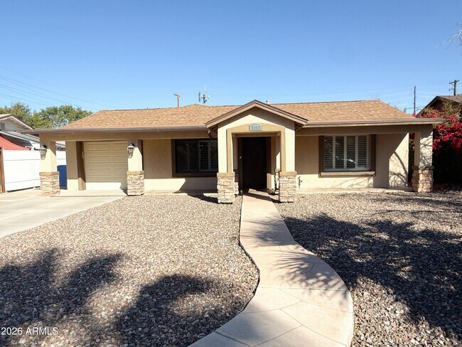 Foto del edificio - 5212 E Cambridge Ave