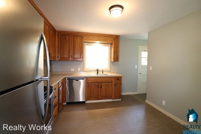 Building Photo - 3 br, 1 bath House - 410 N Cotner Blvd
