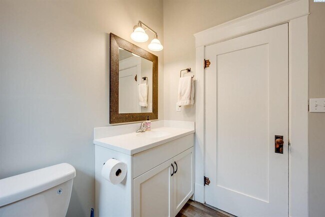 Building Photo - Historical house in Colfax!