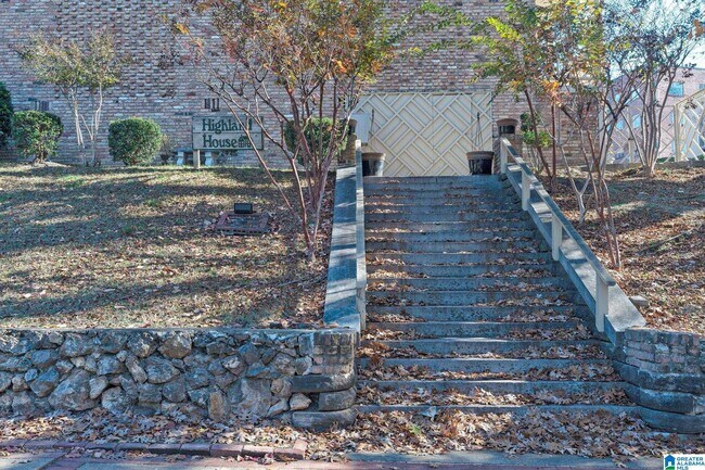 Building Photo - 2825 Highland Ave