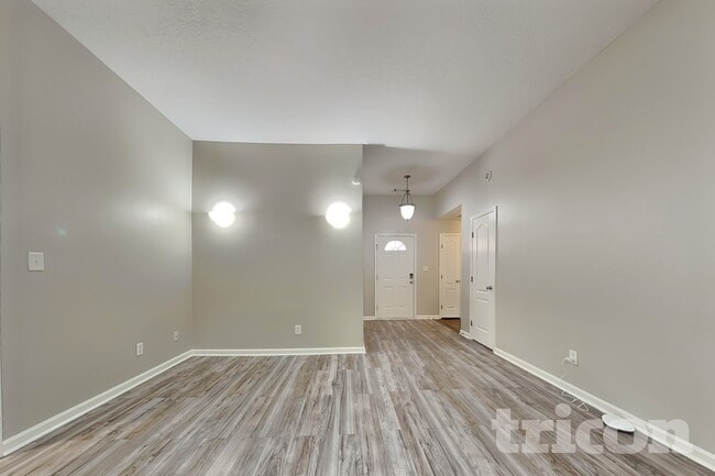 Building Photo - 2124 Sylvan Lake Dr