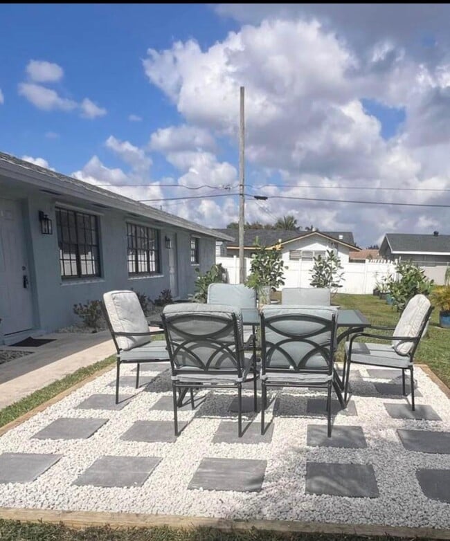 Foto del edificio - 4791 Elmhurst Rd