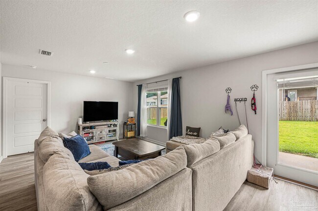 Foto del edificio - 5843 Belmont Stakes Rd