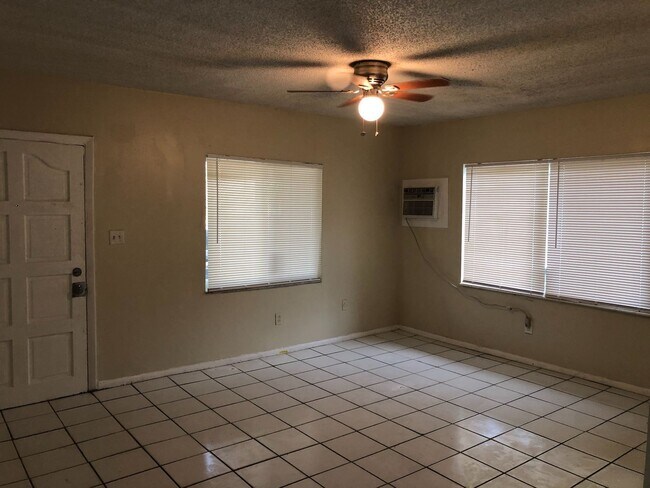 Building Photo - Large 2-1 duplex