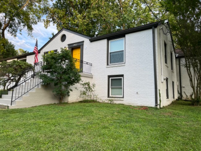 Building Photo - 2402 Claypool St