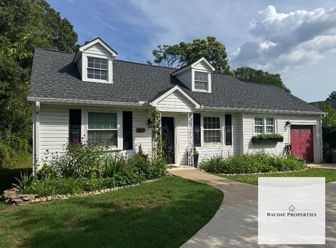 Two-bedroom cottage available near Downtown Greenville - Two-bedroom cottage available near Downtown Greenville