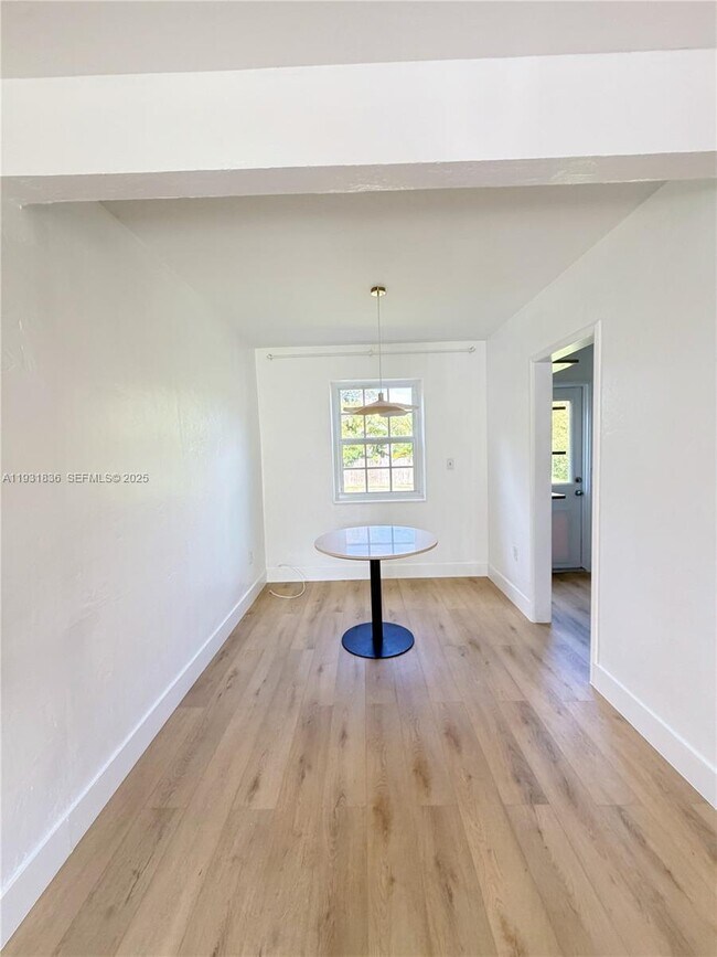 Foto del edificio - 1075 NE 120th St