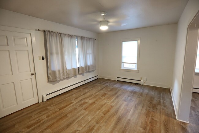 Building Photo - 1 bed 1 bath home along the river