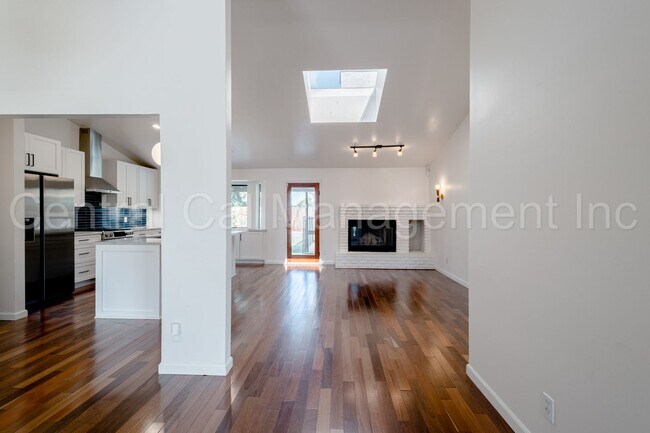 Foto del edificio - 4 Bedroom/2 Bath Home with a Pool and Sola...