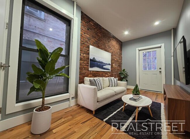 Building Photo - 1 Bed W. Tons of Space in Crown Heights!