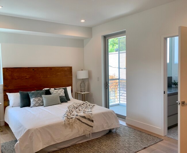 Building Photo - 1155 N Fuller Ave