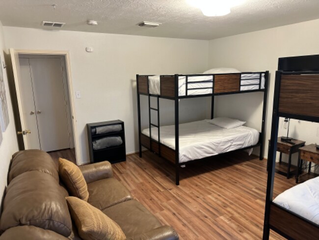 Foto del edificio - 3706 Oyster Tree Dr