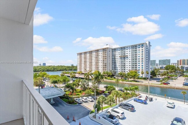 Foto del edificio - 500 Bayview Dr