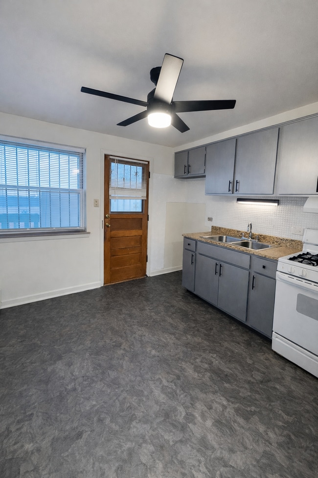 Building Photo - 2027 W 111th St