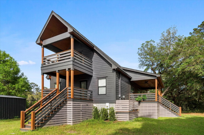 Building Photo - "Spacious 4-Bed Oasis with Guest Suite on Johns Island - Your Dream Home Awaits!"