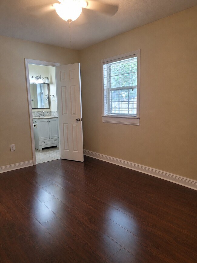 Foto del edificio - 632 Mayflower Ave