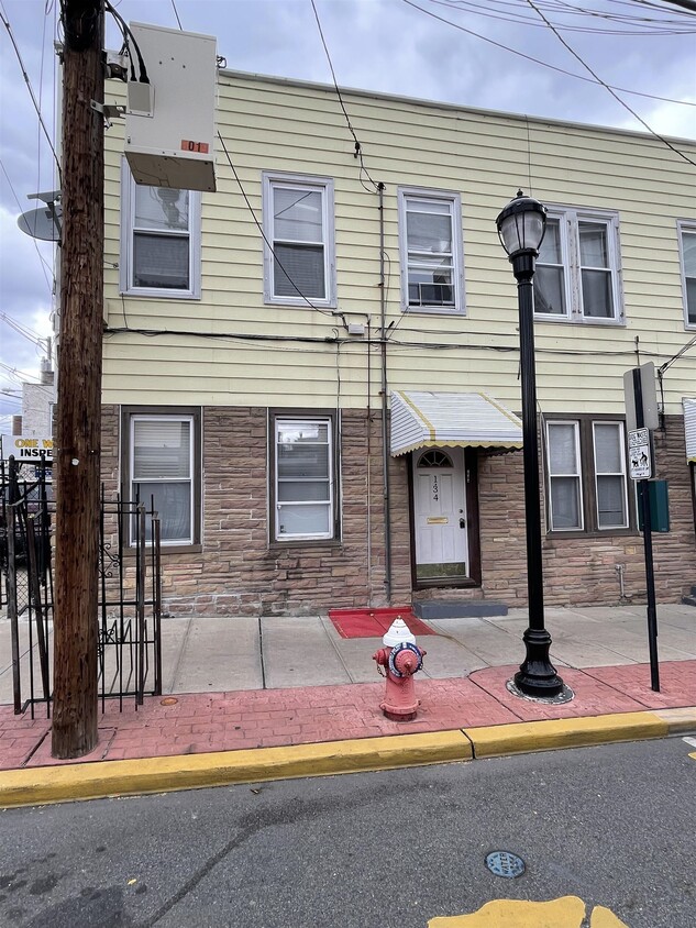 Primary Photo - 134 43rd St
