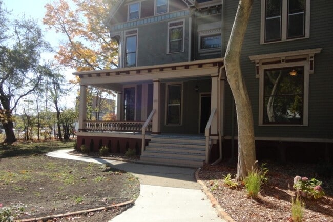 Building Photo - 209 E Chestnut St