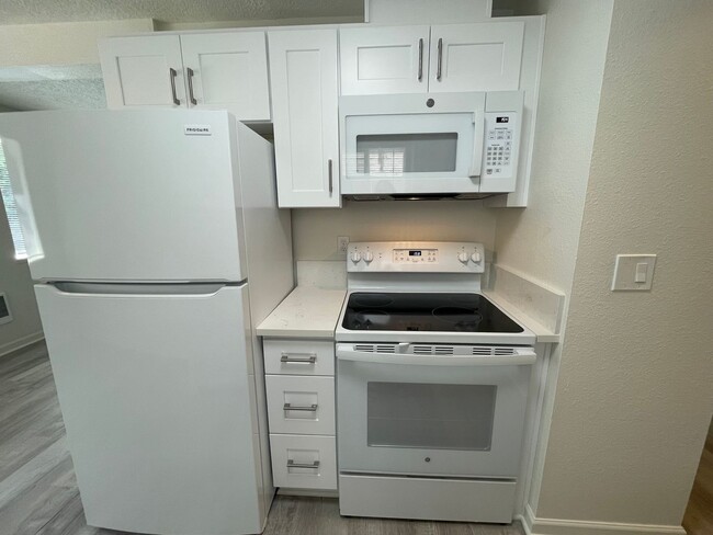 Building Photo - 2 Bed 1.5 Bath Spacious Apartment - New Washer and Dryer Hook-ups NEWLY REMODELED