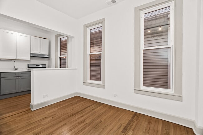 Foto del edificio - 2030 N Oakley Ave