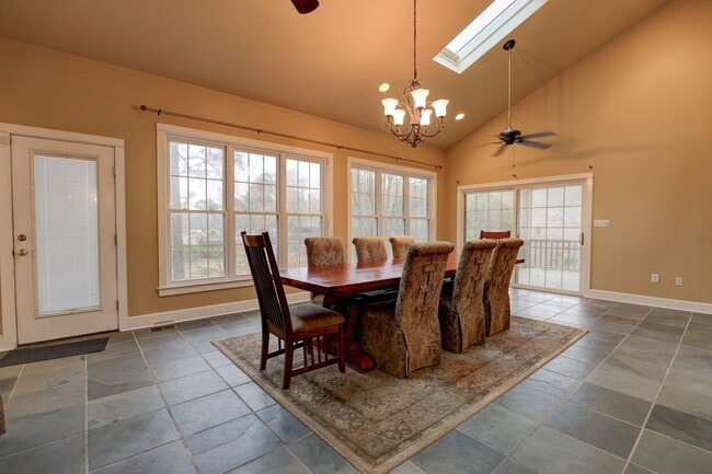 Building Photo - 5-bedroom, 4-bathroom in Rock Creek subdiv...