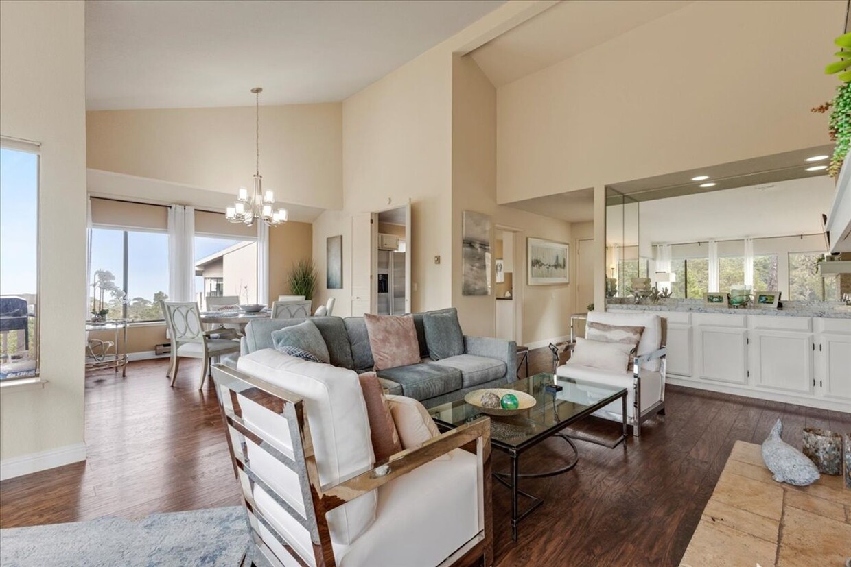 Foto principal - Charming Pebble Beach Condo - Move in Ready!