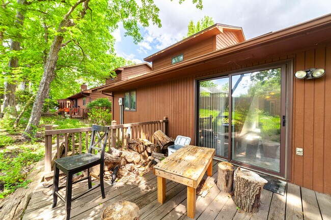 Foto del edificio - 2824 Melody Ln