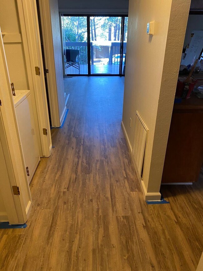 Building Photo - Kingbury Greens HOA 2 bedroom 2bath in Alta Sierra
