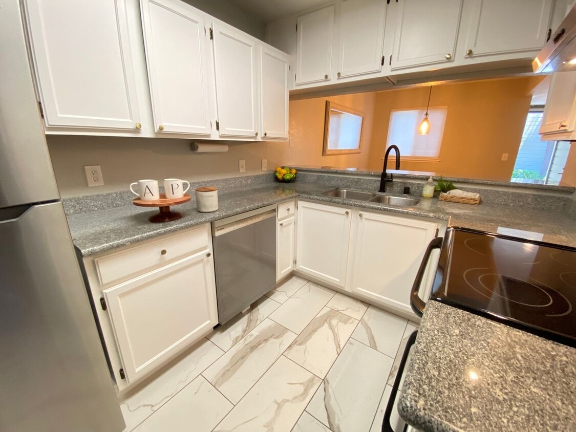 Primary Photo - Advent - Low Deposit Condo W/ Parking, Lau...